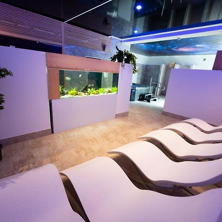 Hotel Dszsu Тренчианске-Теплице Экстерьер фото