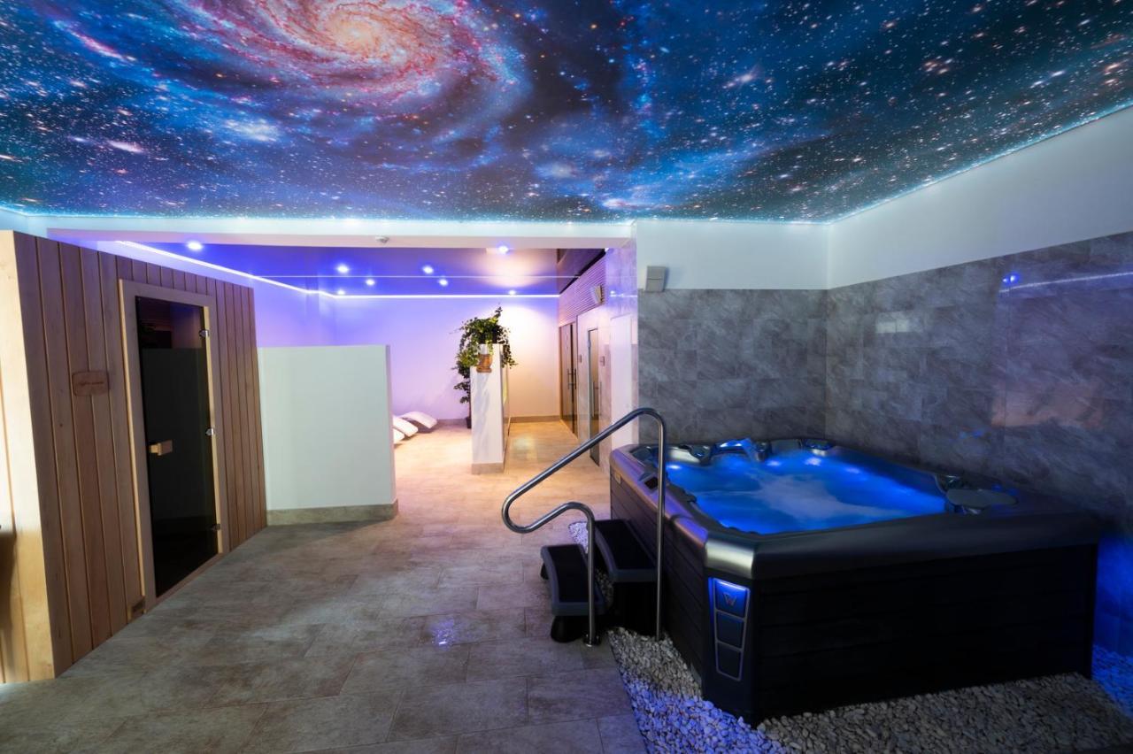 Hotel Dszsu Тренчианске-Теплице Экстерьер фото
