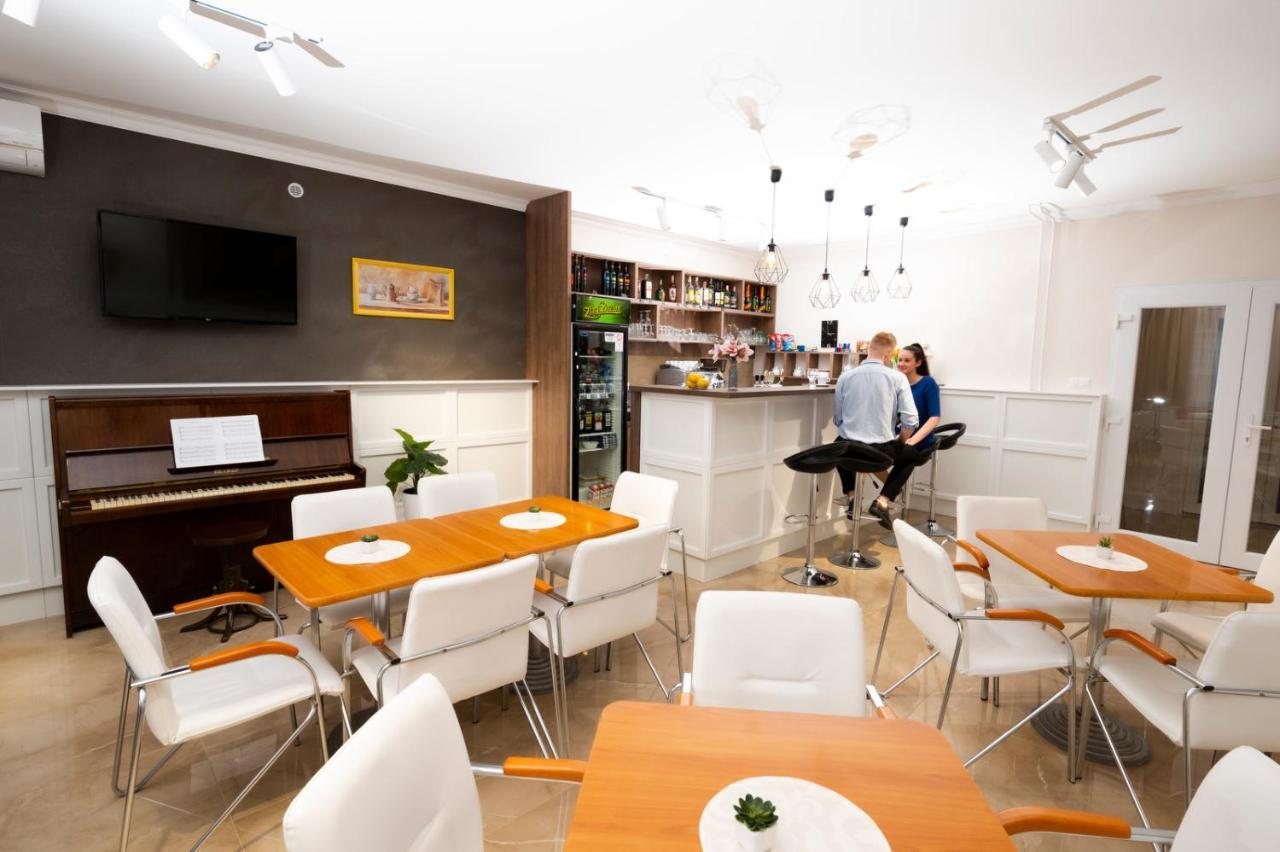 Hotel Dszsu Тренчианске-Теплице Экстерьер фото