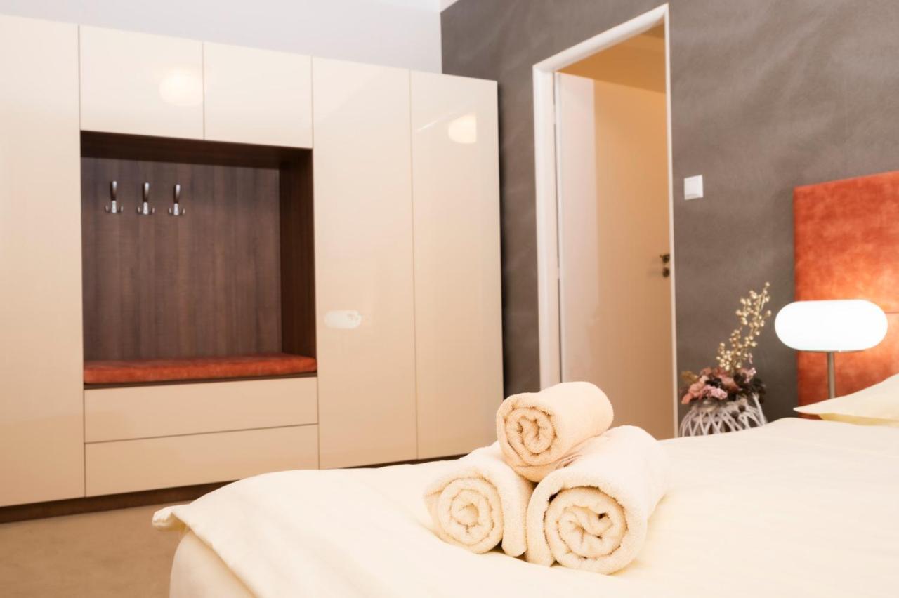 Hotel Dszsu Тренчианске-Теплице Экстерьер фото