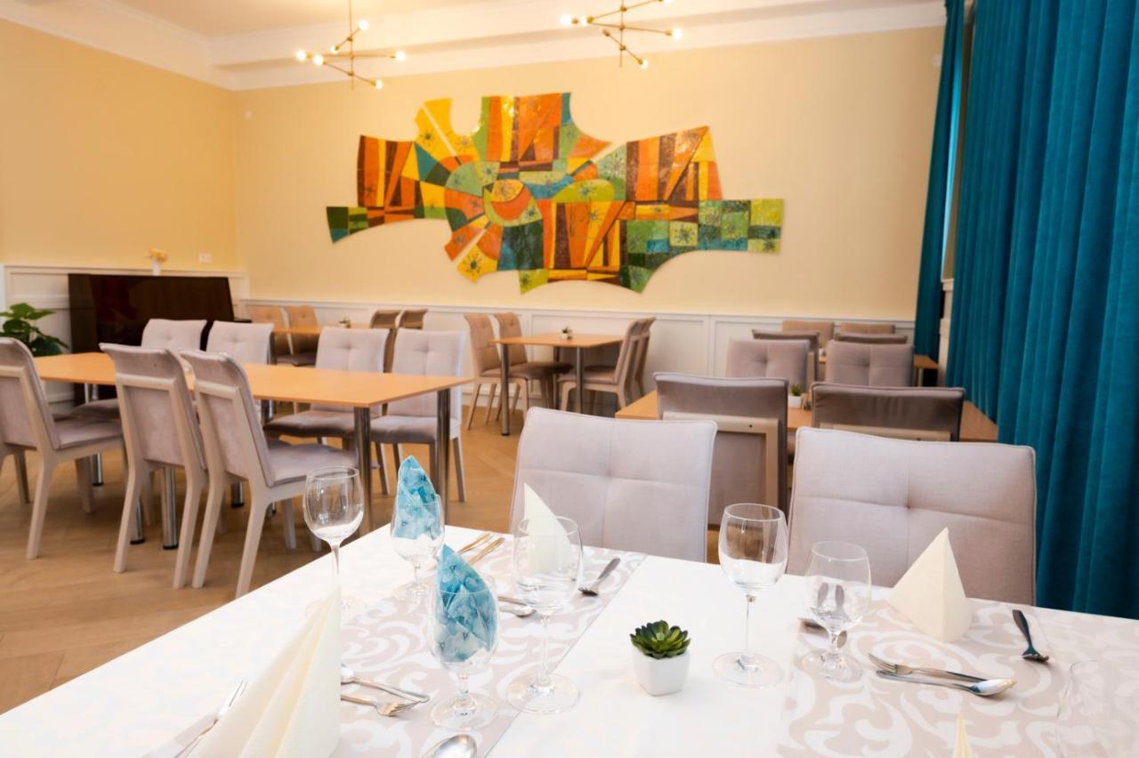 Hotel Dszsu Тренчианске-Теплице Экстерьер фото